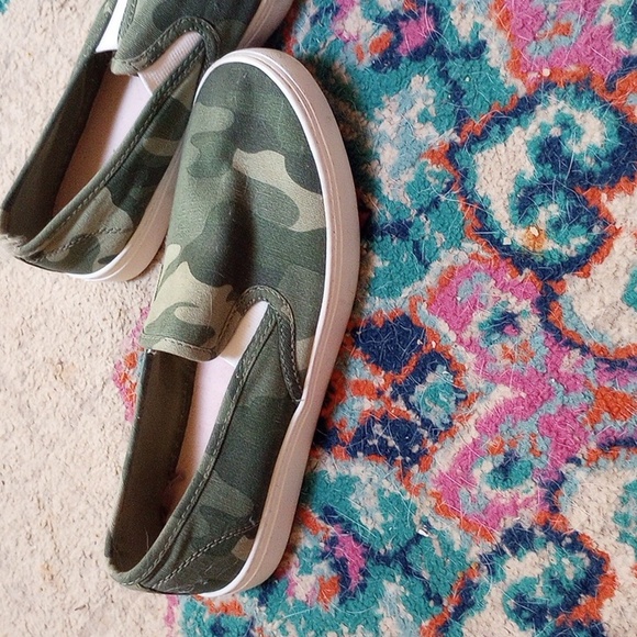 Old Navy sneakers size 6 - Picture 2 of 3